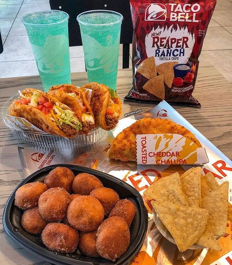 Food For U on Instagram: “Those Cinnabon delights from Taco Bell are sooooo good  Credit: @mnmtwinz  #tacos #taco #tacotuesday #tacobell #popeyeschickensandwich…” Taco Bell Aesthetic, Cinnabon Delights, Taco Bell Food, Bell Aesthetic, Sleepover Food, Junk Food Snacks, Food Goals, Taco Bell, Good Credit