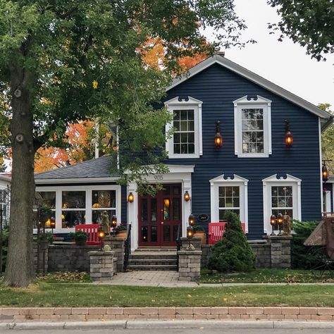 Home Tour in the Historic District of Naperville Illinois - Town & Country Living Cabinet Kitchen Island, Island Ideas Kitchen, Patio Farmhouse, Florida Cottage, Rustic Decorations, Bathroom Rustic, Living Room Rustic, Wedding Decor Rustic, Rustic Decorating