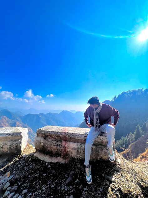 Mountain Pictures Poses Men, Poses For Men In Nature, Mountains Pose Ideas, Nanital Uttrakhand Outfit, Nature Photography Poses For Men, Travel Poses Ideas Men, Manali Outfits For Men, Mountain Boy Aesthetic, Hill Station Photography Ideas For Men