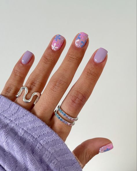 Purple Spring Nails Short, Spring Nails 2024 Trends Dip, Pink And Purple Flower Nails, Light Purple Nails With Flowers, Light Purple Spring Nails, Nail Ideas For Spring Square, Pastel Violet Nails, Spring Nails 2024 Trends Square, Spring Nails 2024 Trends Short Square