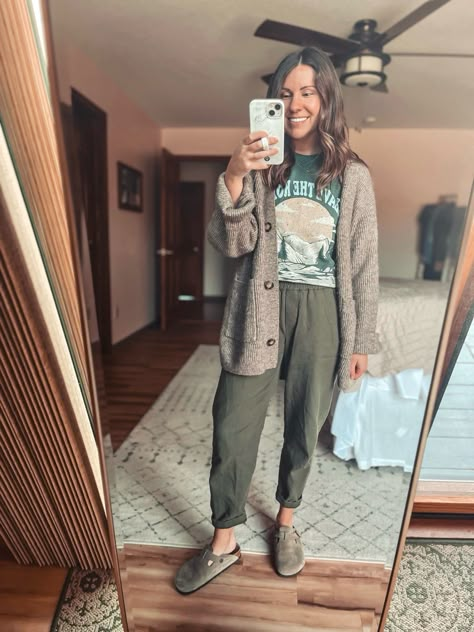 10 WAYS TO WEAR A GRAPHIC TEE SHIRT – Marissa Wears an Outfit Mombod Outfits, Elevated Graphic Tee Outfit, Hoka Teacher Outfit, Style A Tshirt Outfit Work, Work Outfits With Joggers, Graphic Tee And Mom Jeans Outfit, Green Graphic Tee Outfit, Outfit Ideas Mom, T Shirt Outfit Aesthetic