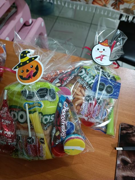 Dulces es bolsa de celofán muy económicos. Los cartoncitos los conseguí en Shein ♥️ y la verdad me encantó como quedaron, son para un concurso de disfraces 🎃🧠 Dulces Halloween, Lollipop, Bts, Halloween