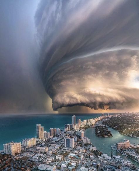 Hurricane Florida Wild Weather, Living Modern, Natural Phenomena, Sky And Clouds, Beautiful Sky, Tornado, Amazing Nature, Nature Pictures, Wonderful Places