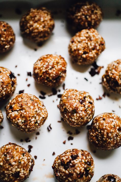 Cocoa Hemp Caramel Protein Balls Protein Balls Recipes, Easy Vegan Dessert, Snack Bites, Hemp Protein, Hemp Hearts, Protein Bites, Protein Balls, Gluten Free Recipes For Dinner, Super Foods