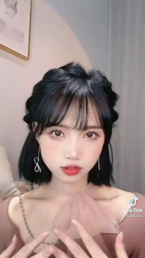 Korean Braided Hairstyle, Hair Style Korea, Kawaii Hairstyles, Hair Tips Video, Hairdos For Short Hair, Hair Tutorials Easy, Peinados Fáciles Para Cabello Corto, Short Hair Tutorial, Shot Hair Styles