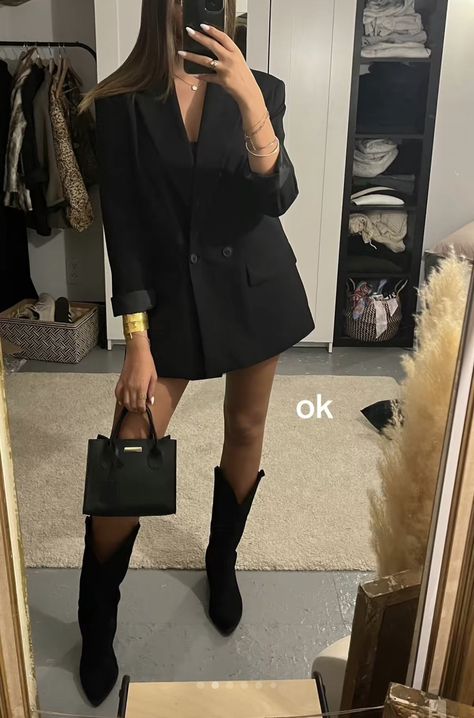 Blazer With Skirt Outfits, Outfit Noir, Blazer With Skirt, Collage Outfits, Outfit Tips, Outfit Blazer, Wishlist 2024, Elegant Outfits, Insta Feed