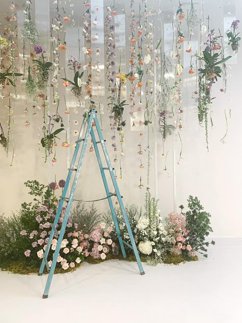 Hanging Flower Centerpiece, Event Booth Design Exhibitions, Wedding Photo Backdrop Ideas, Floral Set Design, Wall Flower Decor, Mirror Flowers, Backdrops Wedding, Backdrop Floral, Floral Art Arrangements