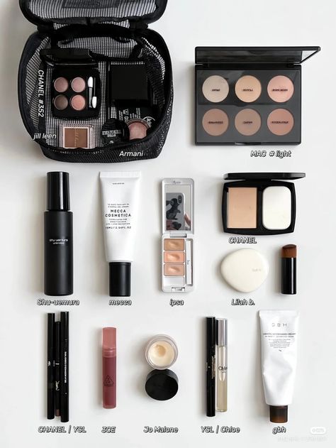 Capsule Makeup Collection, Makeup Essentials Aesthetic, Minimal Makeup Collection, Minimalist Makeup Collection, Makeup Capsule, Capsule Makeup, Minimalist Makeup Bag, Whats In My Makeup Bag, Minimalist Makeup