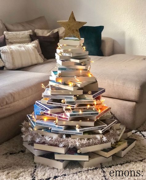 15 Creative And Cozy Book Christmas Tree Ideas You Will Love Christmas Book Tree, Christmas Tree Out Of Books, Bookish Christmas, Book Christmas Tree, Christmas Tree Images, Cozy Library, Book Tree, Book Christmas, Creative Books