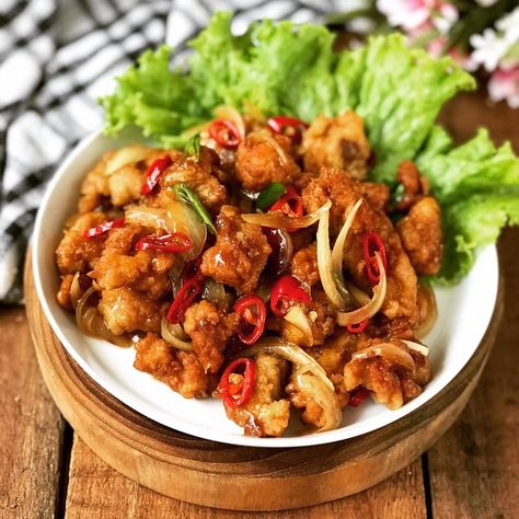 Bosan dengan ayam goreng mentega? Bikin saja ayam goreng saus gohiong ala restoran China ini. Renyah gurih ayam diaduk dengan saus gohiong yang aromatik sedap! Ayam Mentega, Ayam Goreng Mentega, Cooking Tutorials, Food Channel, Kung Pao, Kung Pao Chicken, Bali, Yummy Food, Chicken