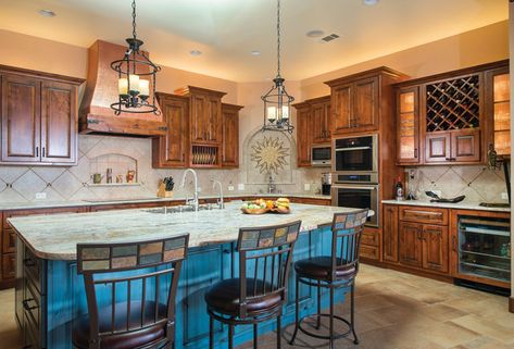 17 Warm Southwestern Style Kitchen Interiors Youre Going To Adore Southwest Style Kitchen, Southwestern Style Kitchen, Southwestern Kitchen, Southwest Kitchen, Dapur Rustic, Western Kitchen Decor, Model Dapur, Contemporary Style Kitchen, Hispanic Kitchen