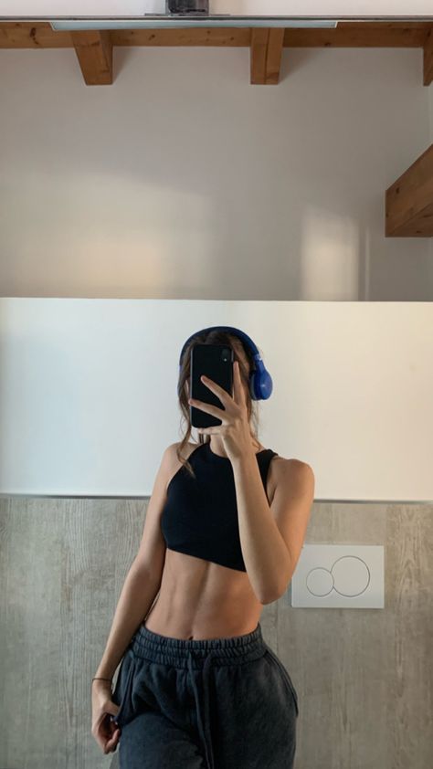 #gym #physique #aesthetic #gymfit #mirrorselfies Yoga Mirror Selfie, Gym Selfie Aesthetic, Yoga Mirror, Gym Mirror Selfie, Gym Physique, Physique Aesthetic, Gym Mirrors, Outfit Gym, Abs Women