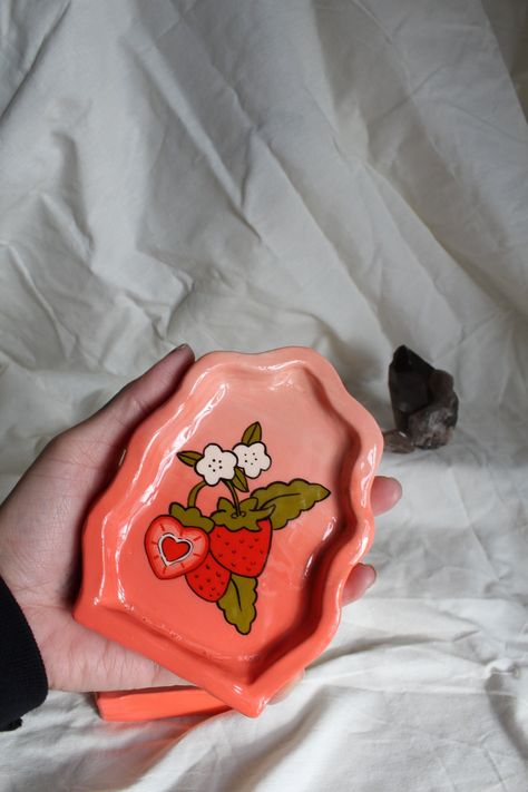 Jewelry Tray Painting Ideas, Clay Rolling Tray, Clay Trinket Tray, Painted Strawberry, Clay Tray, Acryla Gouache, Sculpting Ideas, Catch All Tray, Trinket Trays