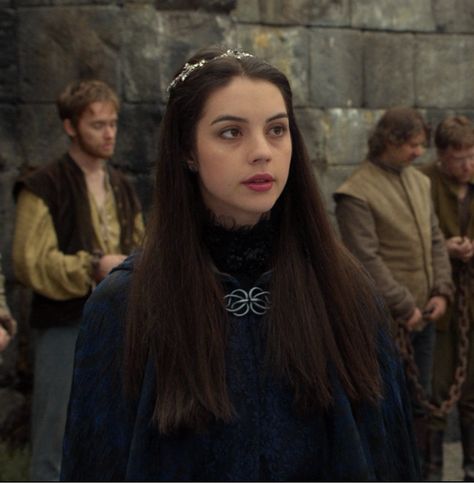 Mary Stuart - "Mercy" Season 2, Episode 10 (in the Deepa Gurnani Crystal Pointed Headband) Astoria Greengrass Fan Cast, Reign Season 2, Astoria Greengrass, Dark Royalty, Hogwarts Founders, Reign Mary, Reign Dresses, Medieval Gown, Deepa Gurnani