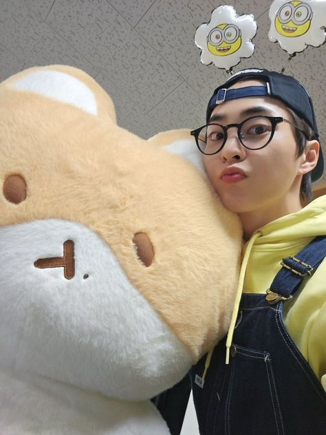 슈미 ♡ no X: "xiuminion selfie with teolaegi 😭🤏🏼🤏🏼 https://t.co/uGvwpuPknl" / X Kim Min Seok, Exo Xiumin, Kim Junmyeon, Xiu Min, Lavender Blue, Luhan, Suho, Monsta X, Sehun