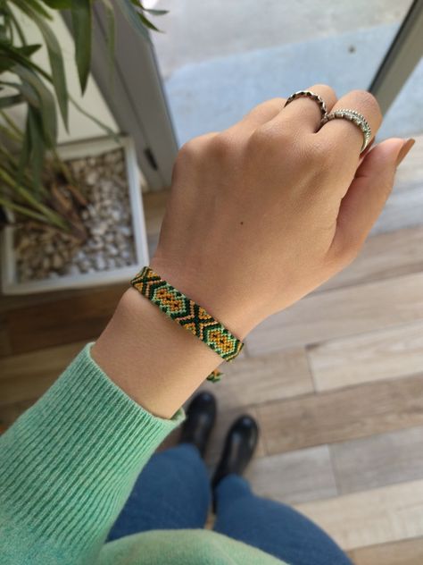 Friendship Bracelets Green, Green Friendship Bracelet, Thread Bracelets, Bracelet Ideas, Black Bracelets, Handmade Jewellery, Photoshoot Poses, Friendship Bracelet, Embroidered Friendship Bracelet