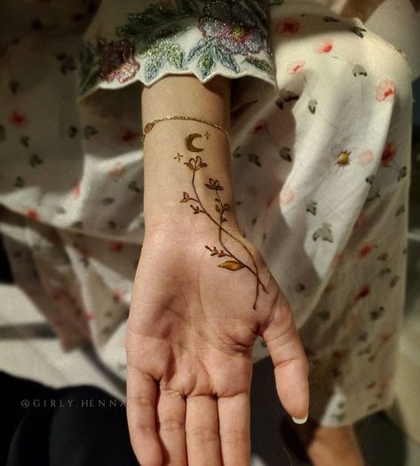 Tattoo Hand Finger, Finger Henna Designs Simple, Rose Mehndi Design, Mehndi Design Video, Small Henna Designs, Henna Designs Simple, Henne Tattoo, Wrist Henna, Cute Henna Designs