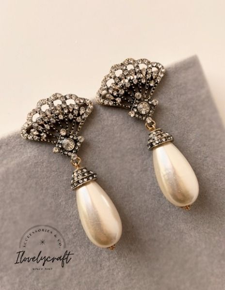 These spectacular dramatic long drop earrings are an exquisite set to go with your Great Gatsby/ Downton Abbey/ Roaring 20s/Vintage Wedding/ 1920s Bride or just to add to your evening and ocassion outfits. They have a nice movement and and dazzling sparkle giving a perfect representation of the glamorous 20s. Fan Shaped at the top part bringing the oriental vibes that jewelry had during 1920s (
❤¨¨ In the 20s drop earrings became a favorite jewelry piece to draw attention to the neck¨¨ ❤). Roaring 20s Wedding Dress, Roaring 20s Accessories, Roaring 20s Jewelry, Art Deco Jewelry 1920s, Downton Abbey Dress, Vintage Hollywood Fashion, 1920s Earrings, Great Gatsby Dress, Gatsby Earrings