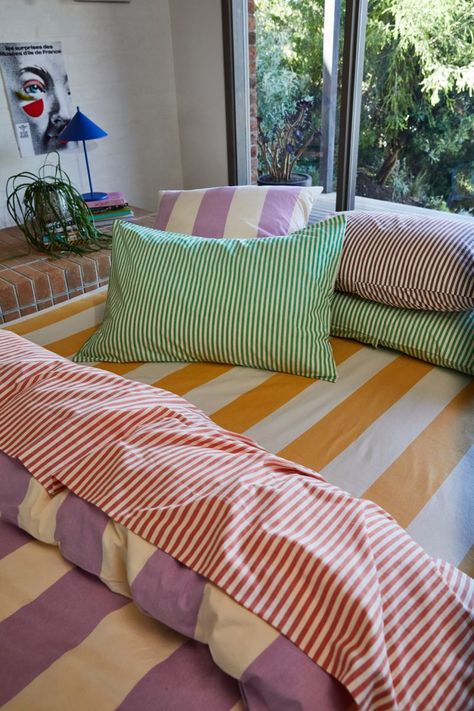 Colorful Bed Sheets Aesthetic, Retro Bedding Set, Colourful Bedding Aesthetic, Bed Colors Ideas, 70s Bedding Aesthetic, Colorful Sheets Bedding, Maximalist Bed Frame, Mismatched Bedding Ideas, Dusen Dusen Bedding