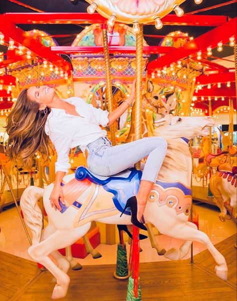 Carousel Photoshoot, Carnival Photoshoot, Fair Photoshoot, Fair Pictures, Carnival Photography, Fair Photography, Disney Photo Ideas, Izabel Goulart, Disney Photography