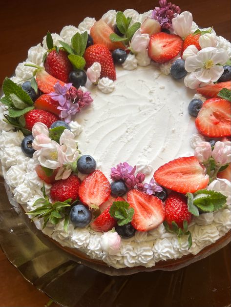 Berry And Flower Cake, Birthday Cake With Flowers And Fruit, Messy Cake Design, Flower And Fruit Cake, Flower Fruit Cake, Fruit Covered Cake, Flower Cakes Aesthetic, Summer Cake Ideas Birthday, Strawberry Flower Cake