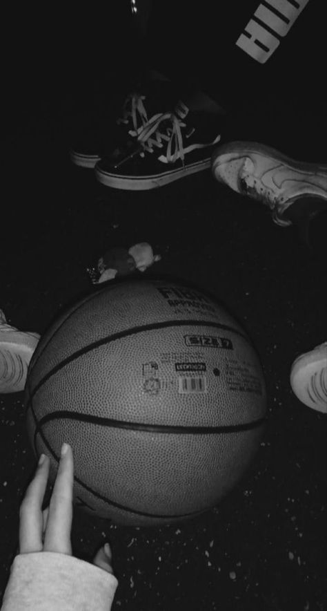 Baddas Girl Wallpaper, Basketball Ball Aesthetic, Basketball Girls Aesthetic, Basketball Hoop Aesthetic, High School Basketball Aesthetic, Basketball Aesthetic Dark, Playing Basketball Aesthetic, Girls Basketball Aesthetic, Boys Playing Basketball