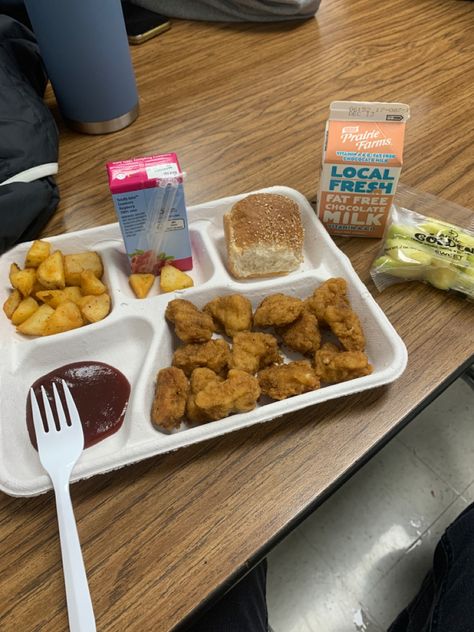 American School Lunch, School Food Cafeteria, School Lunch Room, Weekday Routine, Fancy School, Prison Food, Satisfying Pics, Luxury School, School Cafeteria Food