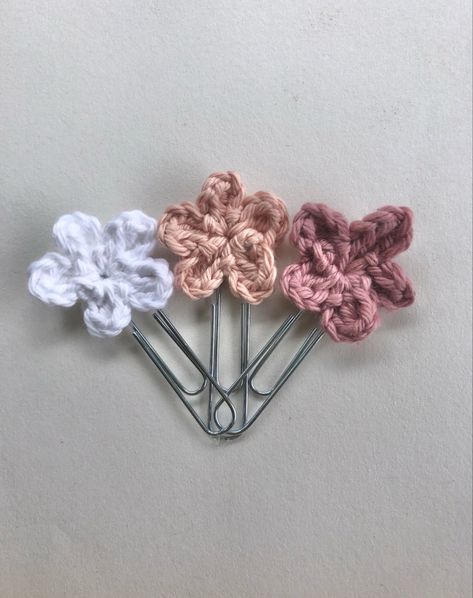 Crochet Stationary, Finding A New Hobby, Crochet Bookmark Pattern, Flower Paper, Crochet Business, Crochet Bookmarks, Modern Crochet, Paper Clips