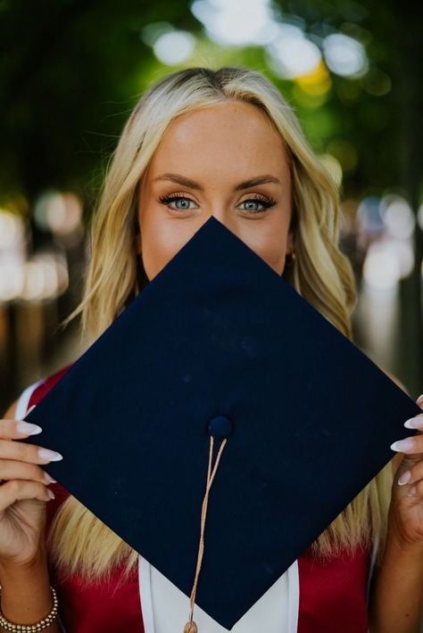 Picture Poses Graduation, Graduation Poses For Females, Simple Graduation Poses, Graduation Shoots Ideas, Graduations Ideas Photo, High School Graduation Inspo Pics, College Portraits Graduation Pictures, Graduation Cap And Gown Pics, Single Graduation Poses