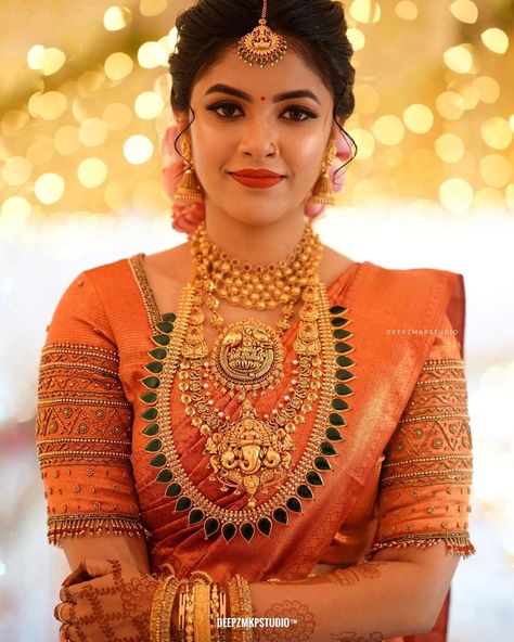 Bridal Blouse Kerala Hindu, Bride Blouse Designs India, Kerala Bridal Look, Hindu Bridal Hairstyles Kerala, Taekook Pictures, Bridal Hairdos, Kerala Hindu Bride, Shaadi Outfits, Kerala Wedding Saree