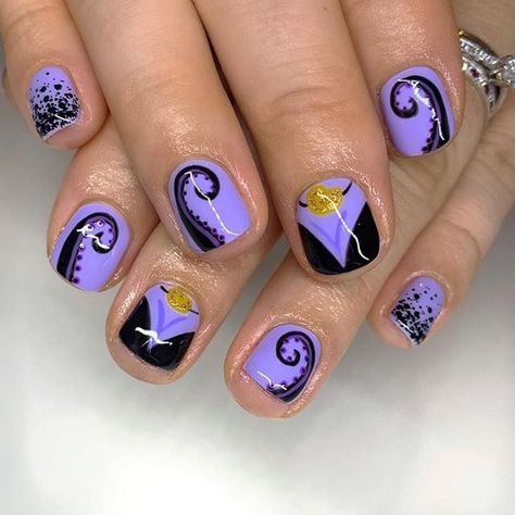 Let's be clear: no detail is too small when it comes to winning a Halloween costume contest, so don't neglect your manicure when dressing as your favorite Disney villain this year. Whether you opt to go as a murderous fashion-lover, a sea witch, or another evil character, there's a ton of nail art i ... Disney Nails Villains, Descendants Nails, Disney Nail Designs Princesses, Disney Villain Nails, Villain Nails, Universal Nails, Disney Themed Nails, Theme Nails, Disney Princess Nails