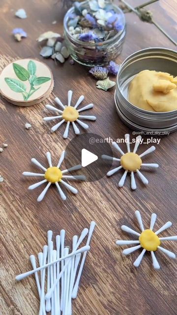 🌿Anna☀️| Crafts, Play & Learning on Instagram: "Playdough Daisies 🌼  They're not out just yet but you can certainly make a start on your own daisies right at home  with these simple playdough daisies your kids can easily recreate by using playdough and some cardboard q-tips!   Great for fine motor, counting and imaginative play!   We made a variation of colours after these! You could try make some forget-me-nots,  dandelions or any other flower that 'Springs' to mind 😉😘  Are you onto Easter crafts yet?  #playdough #daisyflower #springactivities #simpleplay #curiousdough #playdoughactivities #playdoughfun #playdoughinvitation #playdoughideas  #recycleandplay  #bastelnmitkindern  #actividades #finemotorskills  #loosepartsplay #actividadesparaniños  #pedagogiealternative  #letskeepkidsbus Simple Playdough, Play Dough Invitation, Anna Craft, Cardboard Play, Rainbow Activities, Heuristic Play, Plants Unit, Outdoor Play Spaces, Playdough Activities