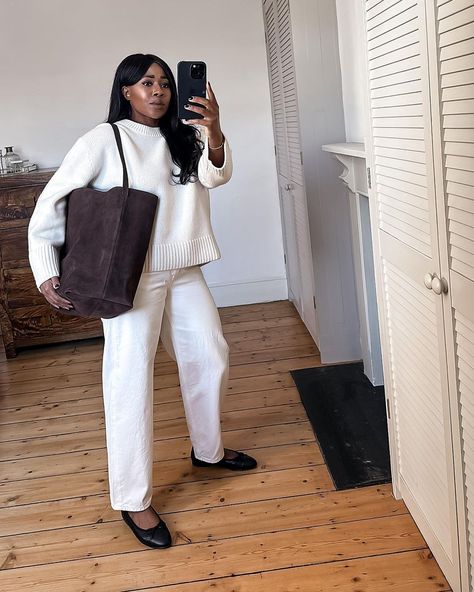 People in London Will Live In These Classic, Anti-Trend Outfits This Spring | Who What Wear Brown Suede Bag Outfit, Brown Tote Bag Outfit, Spring London Outfit, London Outfits Spring, Spring Outfits London, Suede Bag Outfit, Handbag Trends, Spring Handbags, Bag Outfit