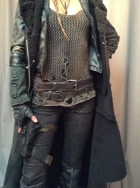 Love the top and the coat. And belts and pouches are important. Apocalypse Fashion, Post Apocalyptic Costume, Apocalyptic Clothing, Dystopian Fashion, Mode Steampunk, Post Apocalyptic Fashion, Apocalyptic Fashion, Post Apocalypse, Fashion Inspiration Design