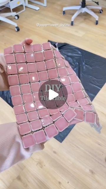 Tile Uses Ideas, Tile Desk Top, Diy Table Tile, Diy Table With Tiles, Table Tiles Diy, Tiled Table Diy, Tiling A Table, Pink Tile Table, Mesas Aesthetic