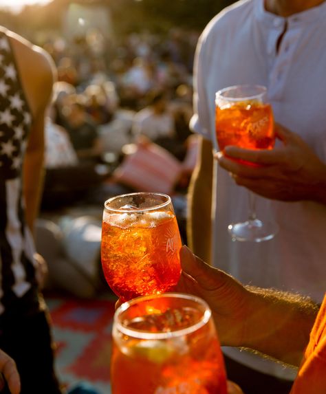 Couple Cocktails, Italian Summer Drinks, Outdoor Cocktail Photography, Cheers Drinks Photography, Cheers Photography Drinks Friends, Cocktail Flash Photography, Messy Cocktail Photography, Camping Photoshoot, Sunset Restaurant