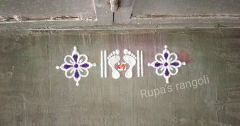 Alpona Design Laxmi Foot, Simple Round Rangoli Design, Charan Rangoli, Laxmi Rangoli, Very Easy Rangoli Designs, Rangoli Designs Photos, Rangoli Designs Simple Diwali, Rangoli Simple, Easy Rangoli Designs Diwali