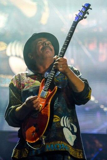 Santana Carlos Santana Concert Outfit, Santana Concert Outfit, Santana Concert, Guitar Icons, Painting Music, Best Guitar Players, Woodstock Festival, Old Music, Guitar Art