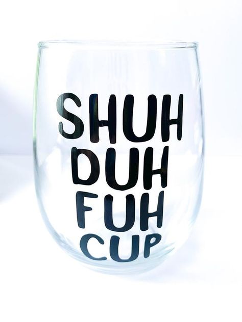 Drink Glass Sayings, Funny Drinking Glasses, Unique Wine Glasses Cricut, Wine Glass Quotes Funny, Fun Wine Glass Sayings, Wine Glass Sayings Funny Cricut, Wine Glass Display, Clever Wine Glass Sayings, Funny Wine Glasses