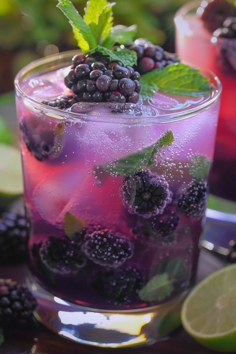 Berry Breeze Refresher Blackberry Mocktail, Coconut Mocktail, Frozen 6, Lemonade Concentrate, Relaxing Evening, Fresh Mint Leaves, Mocktail Recipe, Vodka Cocktails, Wine Cocktails