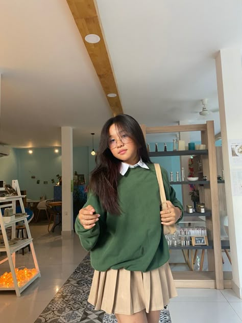 Khaki And Olive Green Outfit, Green White And Brown Outfit, Green Ootd Aesthetic, Mocha Pants Outfit Color Combos, Green With Beige Outfit, Nerdy Cute Outfits, Cream And Olive Green Outfit, Khaki Denim Skirt Outfit, Dark Green And Beige Outfit