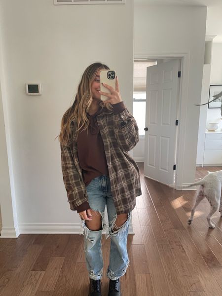 Oversized Green Flannel Outfit, Flannel With Jacket Outfits, Crew Neck And Flannel Outfit, Flannel Outfits Turtleneck, Flannel Over Tshirt, Solid Flannel Outfits, Warm Flannel Outfits, Flannel With Sweater Outfit, Fall Outfits 2023 Flannel