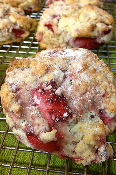 Strawberry Biscuits Recipe Shirley Corriher Recipes, Sweet Buiscits Recipes, Strawberry Biscuits Recipe, Strawberry Foods, Strawberry Biscuits, Rock Buns, Fruit Biscuits, Beautiful Bread, Keto Biscuits