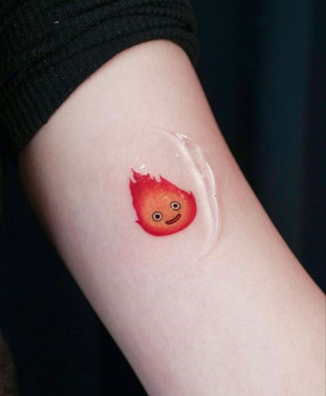 Calciferol Tattoo, Calcifer Tattoo, Ghibli Tattoo, Tattoo Aesthetic, Anime Tattoos, Mini Tattoos, Tattoo Idea, Color Tattoo, Ear Tattoo