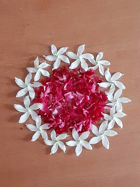 3 D Drawing, Onam Pookalam, D Drawing, Simple Flower Rangoli, Rangoli Easy, Flower Decorations Diy, Flower Rangoli, Party Tips, Festival Diy