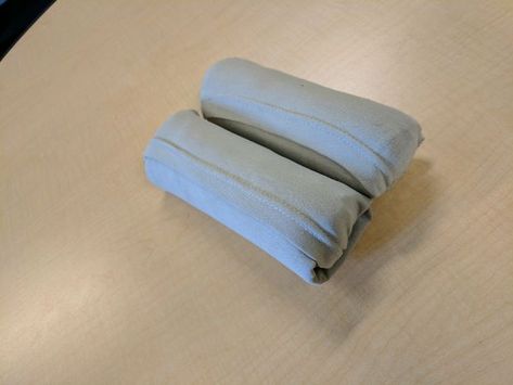 Ranger Roll, T Shirt Folding, How To Roll, Shirt Folding, Trends Magazine, Folding Clothes, Molding Clay, Survival Tips, Fashion Tips For Women