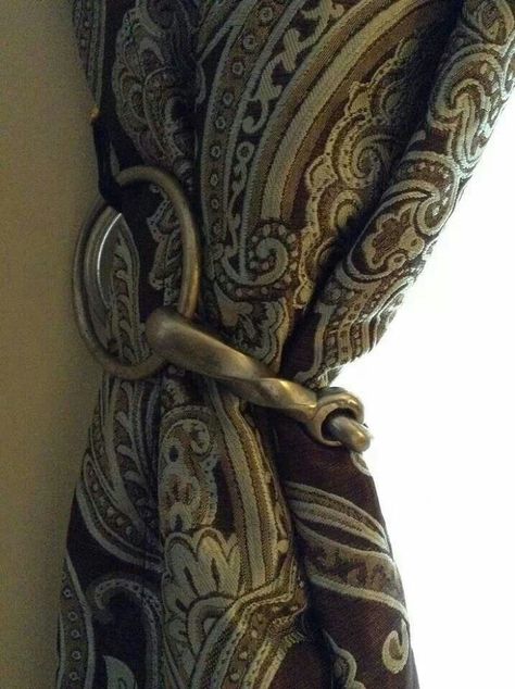 A touch of equestrian decor... snaffle bit curtain tie backs Horse Room, Casa Country, Looks Country, Equestrian Decor, Horse Crafts, Western Homes, Horse Decor, Curtain Ties, Horse Bits