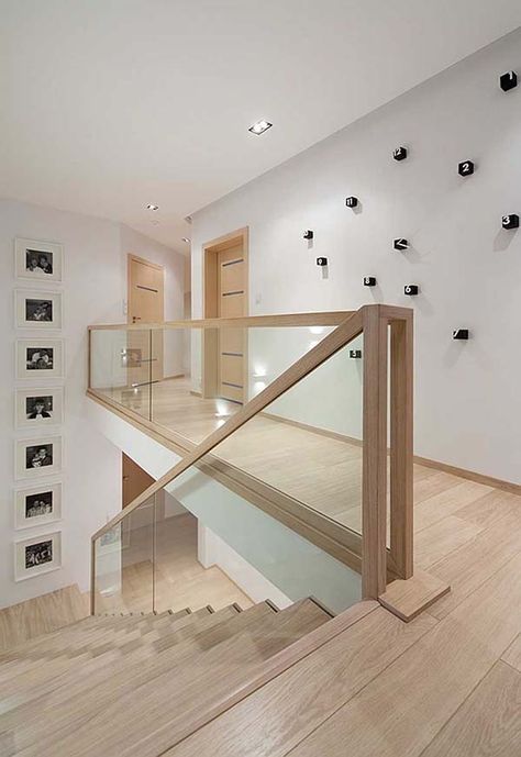 Black and white interiors with wood accents in Poland: D24 House Poland House, Black And White Interiors, Modern Farmhouse Flooring, Vstupná Hala, Glass Stairs, Farmhouse Flooring, White Interiors, Stairway Design, Stairs Design Modern