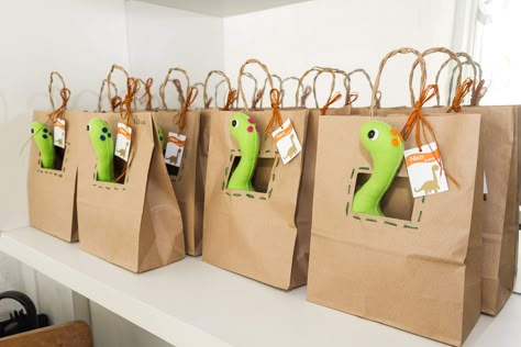 Diy: felt dinosaur in a bag! Great party favor idea! Dinosaur Treat Bags, Dinosaur Goody Bag Ideas, Felt Dinosaur, Dinosaur Birthday Party Decorations, Dinosaur Alphabet, Birthday Dinosaur, Birthday Giveaways, Dinosaur Party Favors, Dinosaur Themed Birthday Party