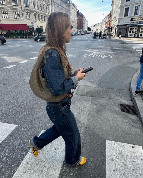 strolling around the city🎪🎪 Copenhagen Style Fall 2024, Copenhagen Autumn Style, Copenhagen Street Style Winter, Copenhagen Style Winter, Copenhagen Trip, Copenhagen Outfits, Scandi Winter, Denmark Style, March Outfits